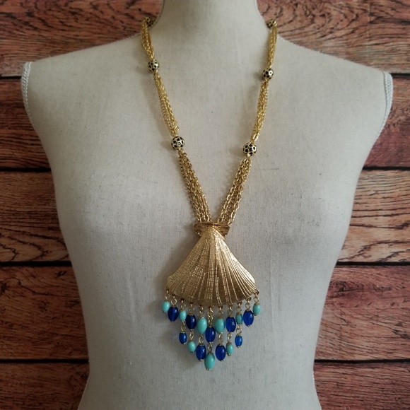 Lilly Pulitzer Jewelry - Lilly Pulitzer Statement Shell Necklace